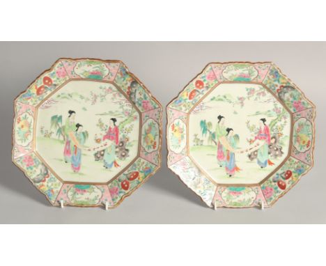 A PAIR OF EARLY 20TH CENTURY FAMILLE ROSE PORCELAIN OCTAGONAL PLATES, with frilled rims, each decorated in a Chinese style wi