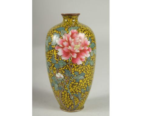 A JAPANESE YELLOW GROUND GLITTERED ENAMEL CLOISONNE VASE, decorated with a flower, with character mark to base, 12cm high.