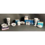 A selection of ten items of Wedgwood china (Nine of which are the Kutani Crane pattern)