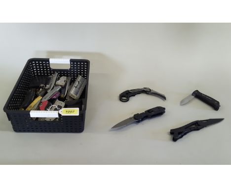 A good quantity of various pocket knives, mostly modern examples