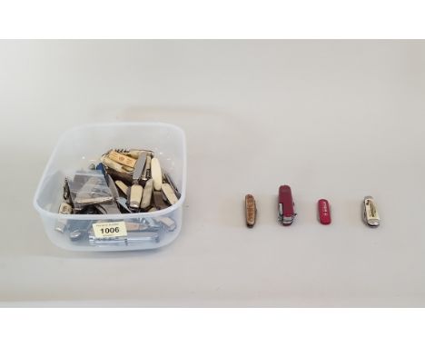 A tray of various pocket knives