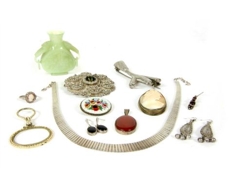 A quantity of jewellery, to include a brooch in the form of an eagle claw, with pin and 'C' clasp, tested as approximately st