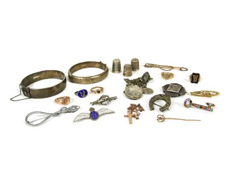 A quantity of jewellery, to include a 9ct gold signet ring, with hand engraved shield shaped head to scrolling shoulders, Bir