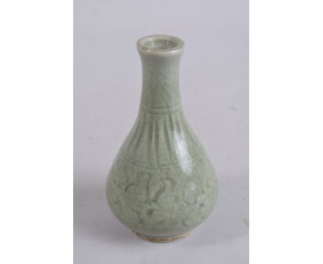 A CHINESE CELADON GLAZE POTTERY VASE. 15.5cm high.