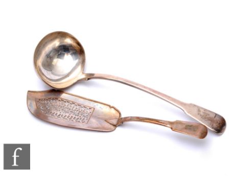 A Georgian hallmarked silver fiddle pattern soup ladle, length 32cm, with a silver fish slice, total weight 13oz, London 1810