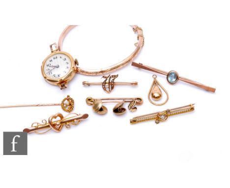 A parcel lot of assorted 9ct jewellery to include a bangle, five bar brooches, a stick pin and a lady's wrist watch, total we