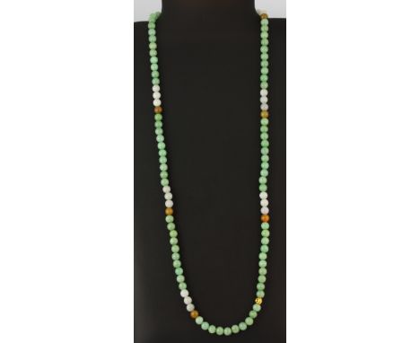A single row necklace of mixed colour jade beads (7.5mm), necklace L. 78cm.