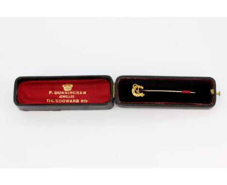 A boxed antique 15ct yellow gold horseshoe and crop stick pin, L. 5.6cm, approx. 1.1gr.&nbsp;