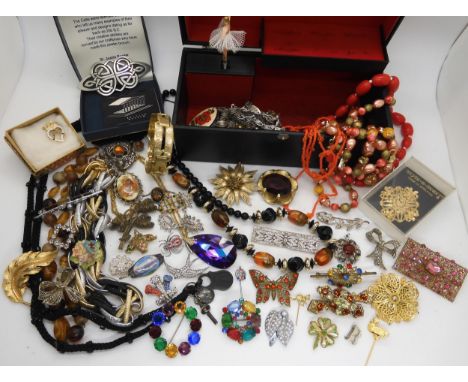 A good selection of vintage and retro gem set costume brooches, beads and other items Condition Report:No condition report av