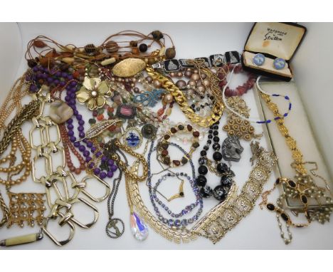 A quantity of vintage costume jewellery to include multicolour rhinestone necklace and bracelet set, beads, brooches etc Cond