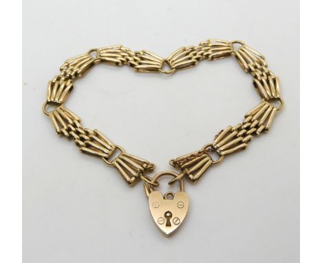 A 9ct gold gate bracelet with a heart shaped clasp, weight 10.5gms Condition Report:Available upon request