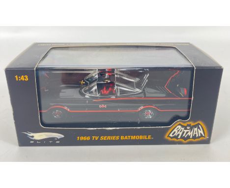 BATMAN - Mattel HOTWHEELS ELITE R1795 1966 Batmobile in original display case and box