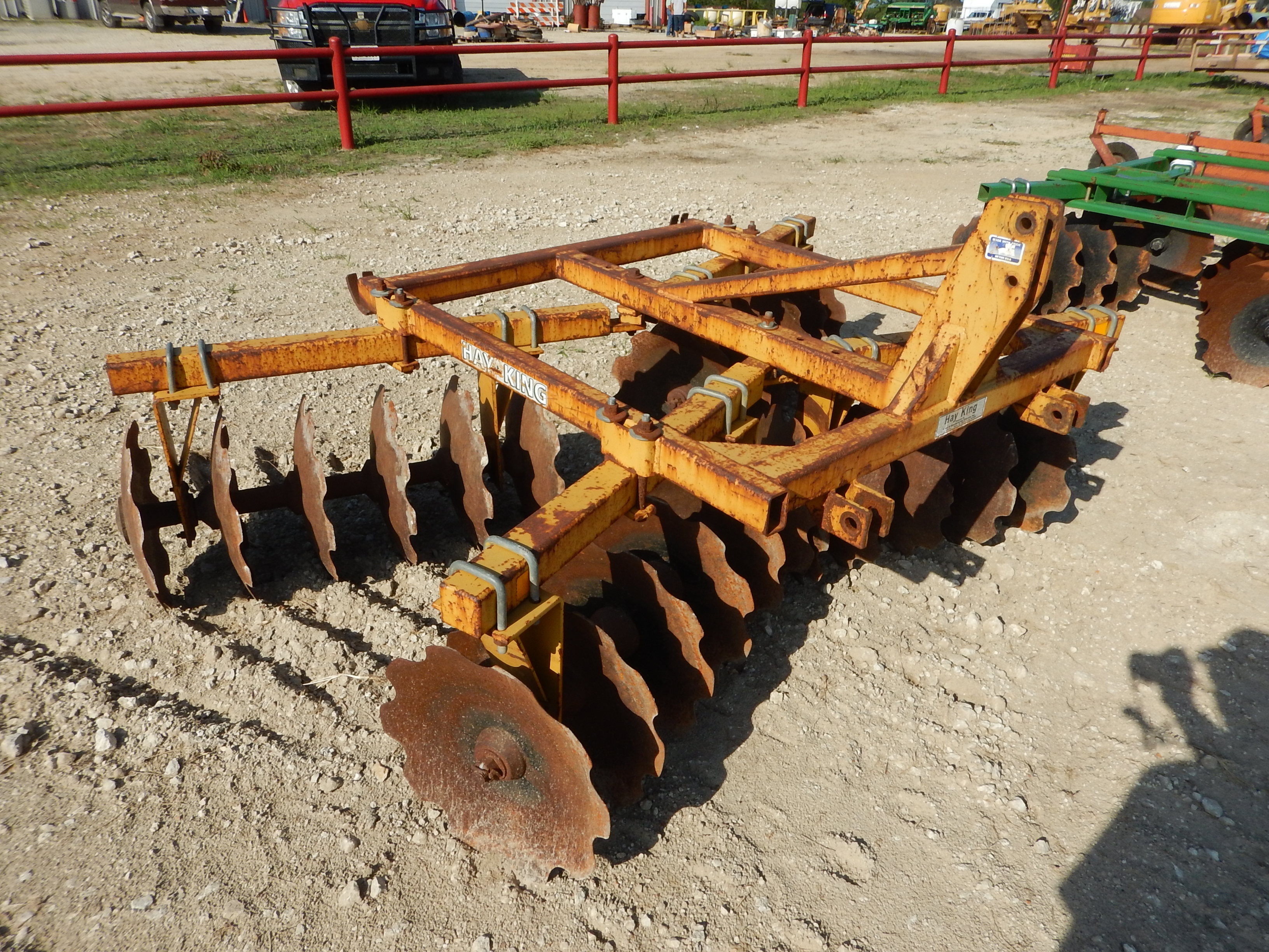 HAY KING 8', 8" SPACING, 19" DISC, TANDEM DISC, 3 POINT HITCH, PULL BEHIND TYPE HOURS MIL