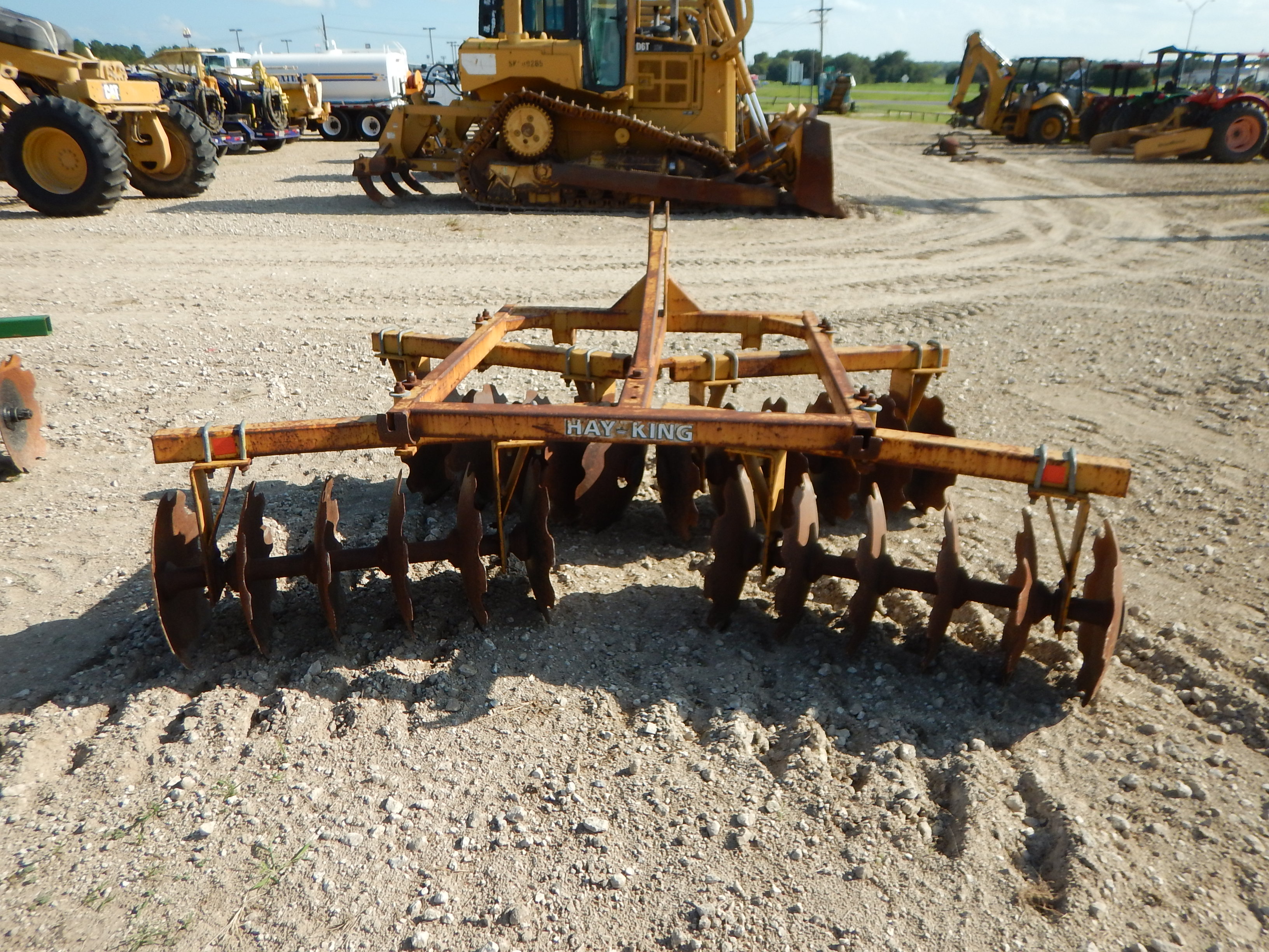HAY KING 8', 8" SPACING, 19" DISC, TANDEM DISC, 3 POINT HITCH, PULL
