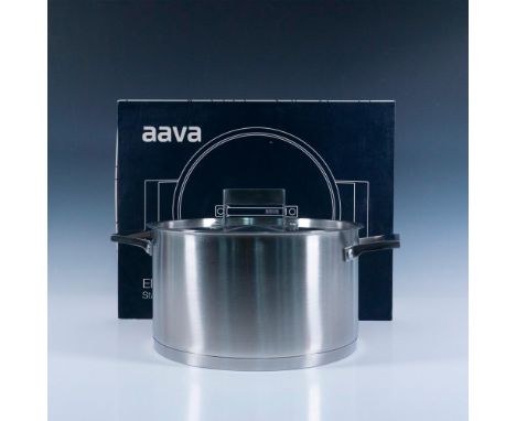 Contemporary design with square handle on lid to sleek round handled design on 5 qt. pot. New in original packaging, never us