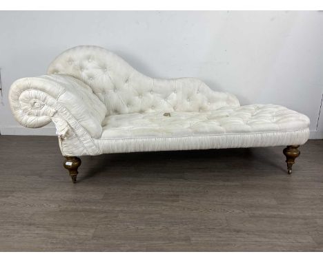 BUTTON BACK CHAISE LONGUE, 20TH CENTURY  upholstered in white facric, on turned legs with castors 195cm wide