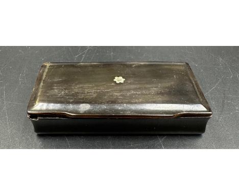 A vintage Bakelite snuff box with central rose shaped inlay 