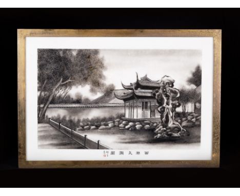   Well painted in en grisaille, it represents a pagoda in a garden with a rock and trees. At the bottom it bears inscriptions