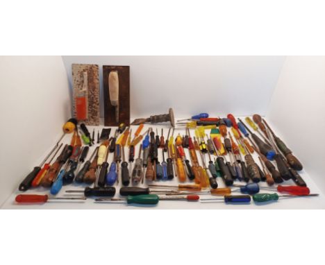 A LARGE QUANTITY OF HAND TOOLS, MOSTLY SCREWDRIVERS (HT2)
