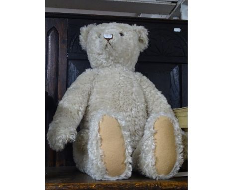Steiff replica 1908 teddybear, boxed with bag.