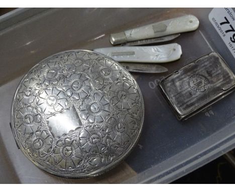 An engraved silver compact, silver vesta and 2 silver and mother of pearl handled fruit knives.