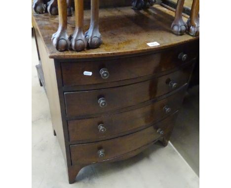 A small Regency bow-front 4-drawer chest, on bracket feet, W 60cm, H 70cm