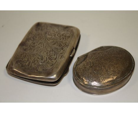 A HALLMARKED SILVER CIGARETTE CASE A/F TOGETHER WITH A WHITE METAL SHELL STYLE DESIGN SNUFF BOX