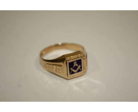 A HALLMARKED 9CT GOLD AND ENAMEL MASONIC RING