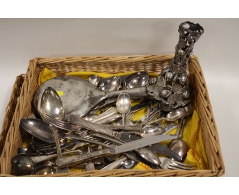 A QUANTITY OF ASSORTED SILVER PLATED FLATWARE TO INC A HALLMARKED SILVER FIDDLE PATTERN TABLE SPOON