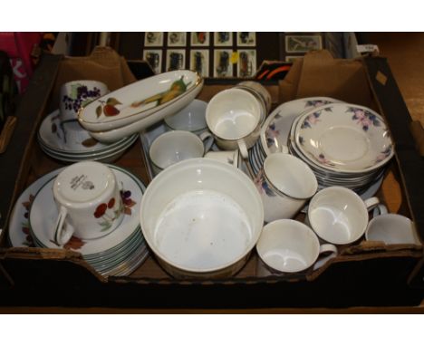A TRAY OF MIXED CERAMICS TO INCLUDE ROYAL DOULTON AND ROYAL WORCESTER