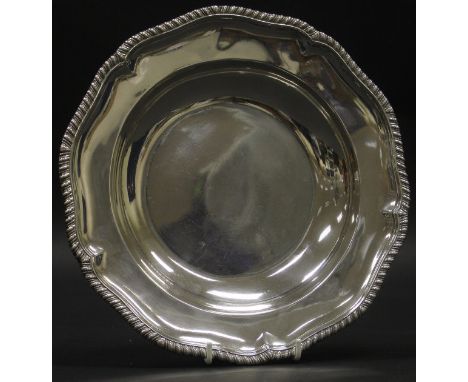 A George IV silver soup bowl with gadrooned edge (by Paul Storr, London, 1826), approx 17.9 oz, 24.6 cm wide