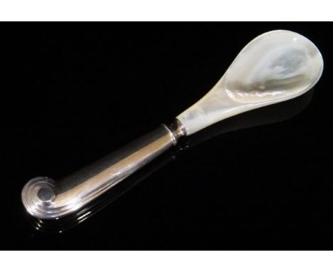 A modern silver handled caviar spoon with mother of pearl bowl and pistol grip handle (by James Robinson, London, 1989)