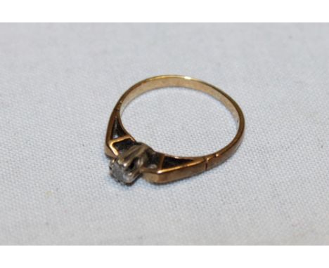 A small 9ct gold dress ring set a diamond chip (1.1g)