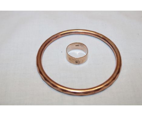 A 9ct gold circular bangle and a 9ct gold wedding band (12.2g)(damaged)