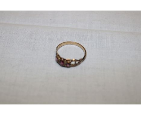 A Victorian unmarked gold dress ring set red stones (1.6g)