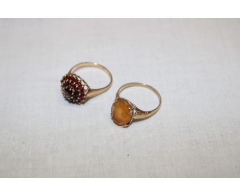 A 9ct gold dress ring set garnet cluster and one other 9ct gold dress ring(5.5g) (2)