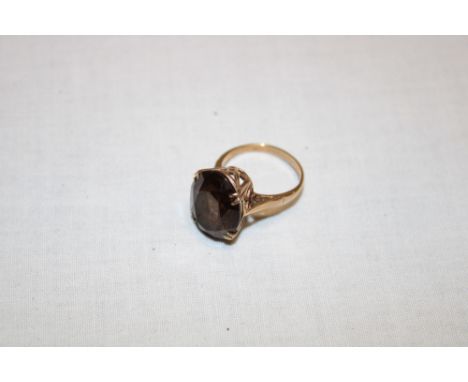 A 9ct gold dress ring set smoky quartz (4.2g)