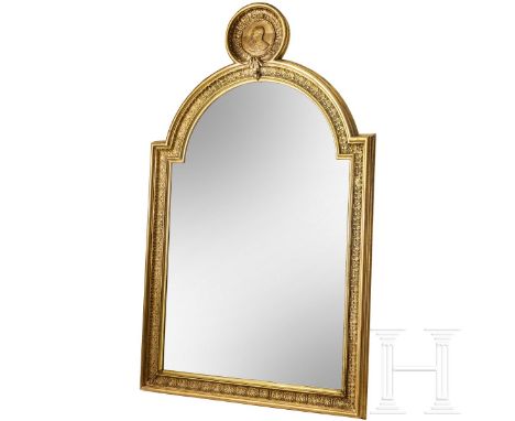 Prunkspiegel mit Portrait Kaiser Franz Josefs I. von Österreich  Gestuckter und vergoldeter Holzrahmen mit umlaufendem, relie