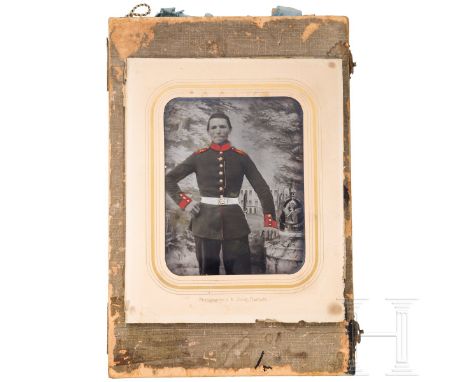 Teilkolorierte Aufnahme eines Soldaten des 3. Infanterie-Regiments Markgraf Ludwig Wilhelm, um 1855  Dreiviertel-Portrait ein