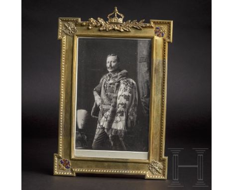 Kaiser Wilhelm II. – Widmungsporträt im Geschenkrahmen, 1903  Bildnisfotografie des Monarchen mit eigenhändiger Widmung in du
