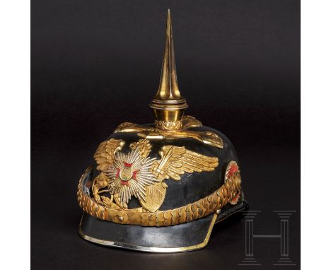 Helm M1886 für einen badischen General, Trageweise ab 1897  Schwarz lackierte Lederglocke mit vergoldeten Beschlägen aus nich