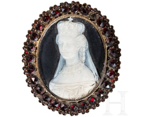 Kaiserin Elisabeth von Österreich – Trauerbrosche mit Kameenportrait  Hochovales Portrait der gekrönten Kaiserin auf geschwär