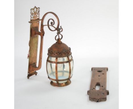 EARLY TWENTIETH CENTURY ARTS AND CRAFTS AND VASELINE GLASS EXTERIOR DOOR SIDE LANTERN, the oblong back plate with pierced scr