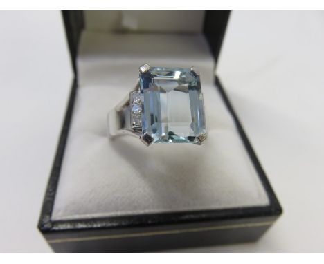 QUALITY AQUAMARINE & DIAMOND RING, 18ct white gold ring set a rectangular cushion cut aquamarine, approx 11mm with diamond sh