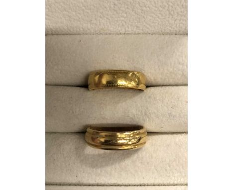 An 18ct gold wedding ring and a 22ct gold example.  22ct weight 4.0 grams. 18ct weight 5.0 grams 