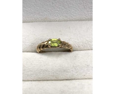 A 9ct hallmarked gold peridot ring. Finger size O. Weight 1.6 grams. 