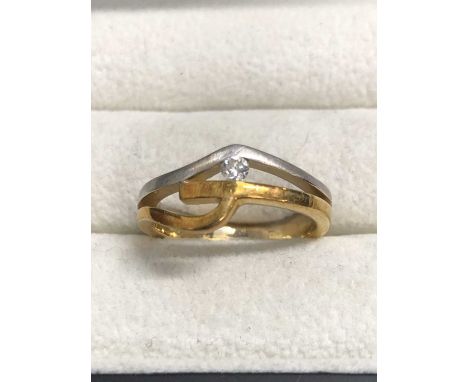 A single diamond and two-colour contemporary ring. The inside shank stamped 18k, assessed as 18ct gold. Ring size M 1/2. Weig