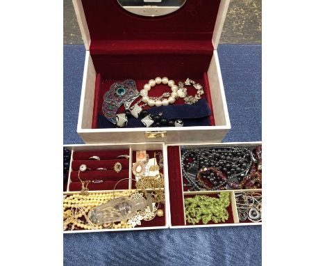 A vintage jewellery box and contents to include a vintage 9ct hallmarked gold ring, weight 3.7 grams, an 8ct golf ring, weigh