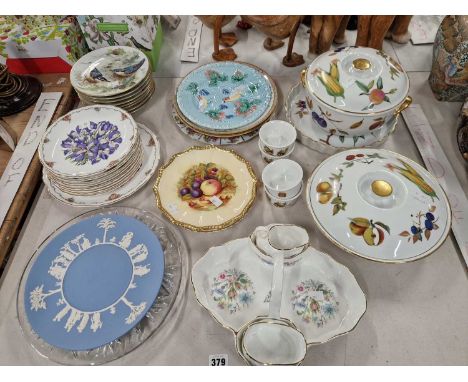 Aynsley fruit decorated plate, Royal Albert Sara Anne Schofield floral decorated cabinet plates, other various collectors pla
