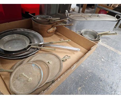 Vintage set of copper cooking pans and frying pans, most with lids and an alloy fish kettle. 